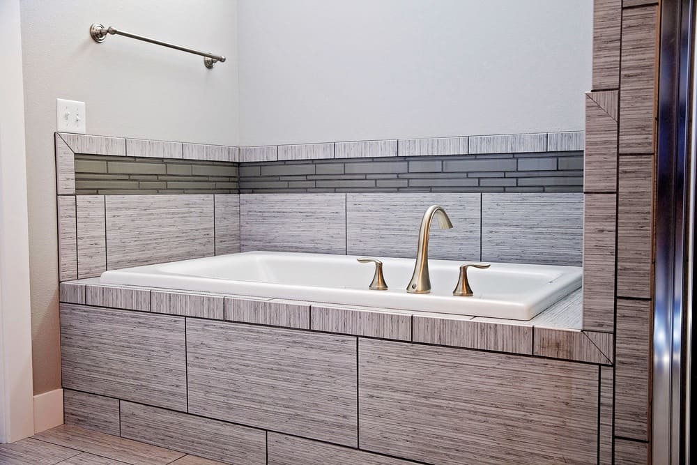 Custom bathtub tiling surround with towel bar